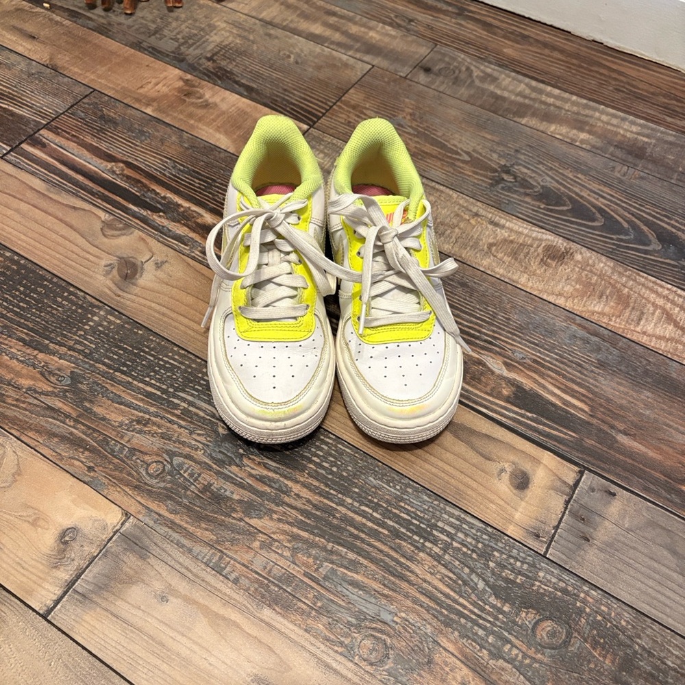 Nike Kids Sneakers in Neon yellow and White